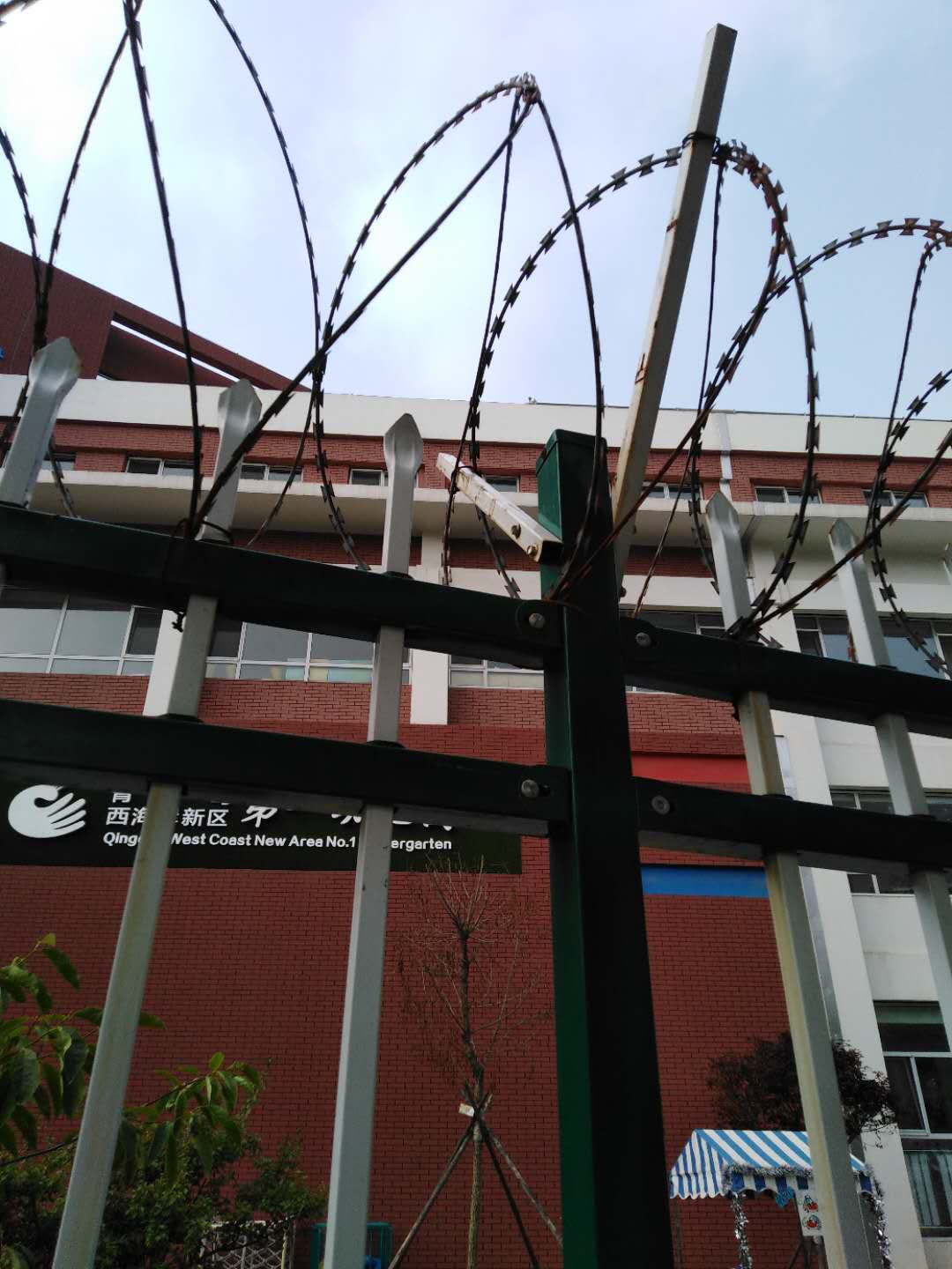 山东黄岛港头臧小学，锌钢护栏施工施工效果图。